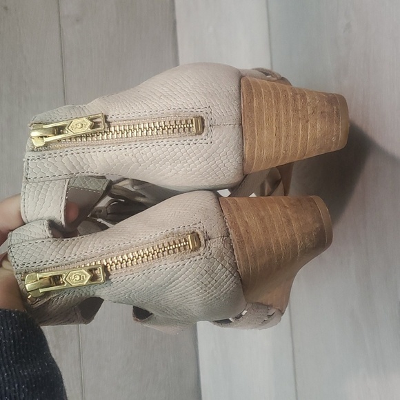 Ugg Australia Women Yasmin Snake Leather Ankle Zip Back Wedge Sandals shoes 7.5 - Picture 7 of 12